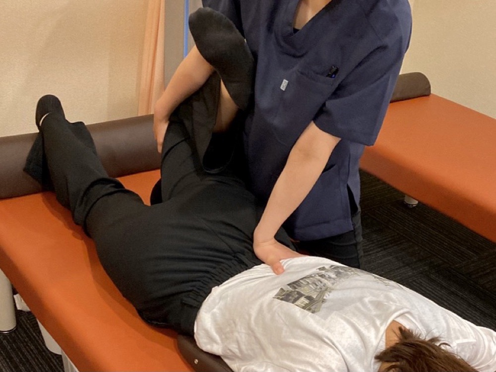 女性スタッフによる骨盤まわりの施術のようす